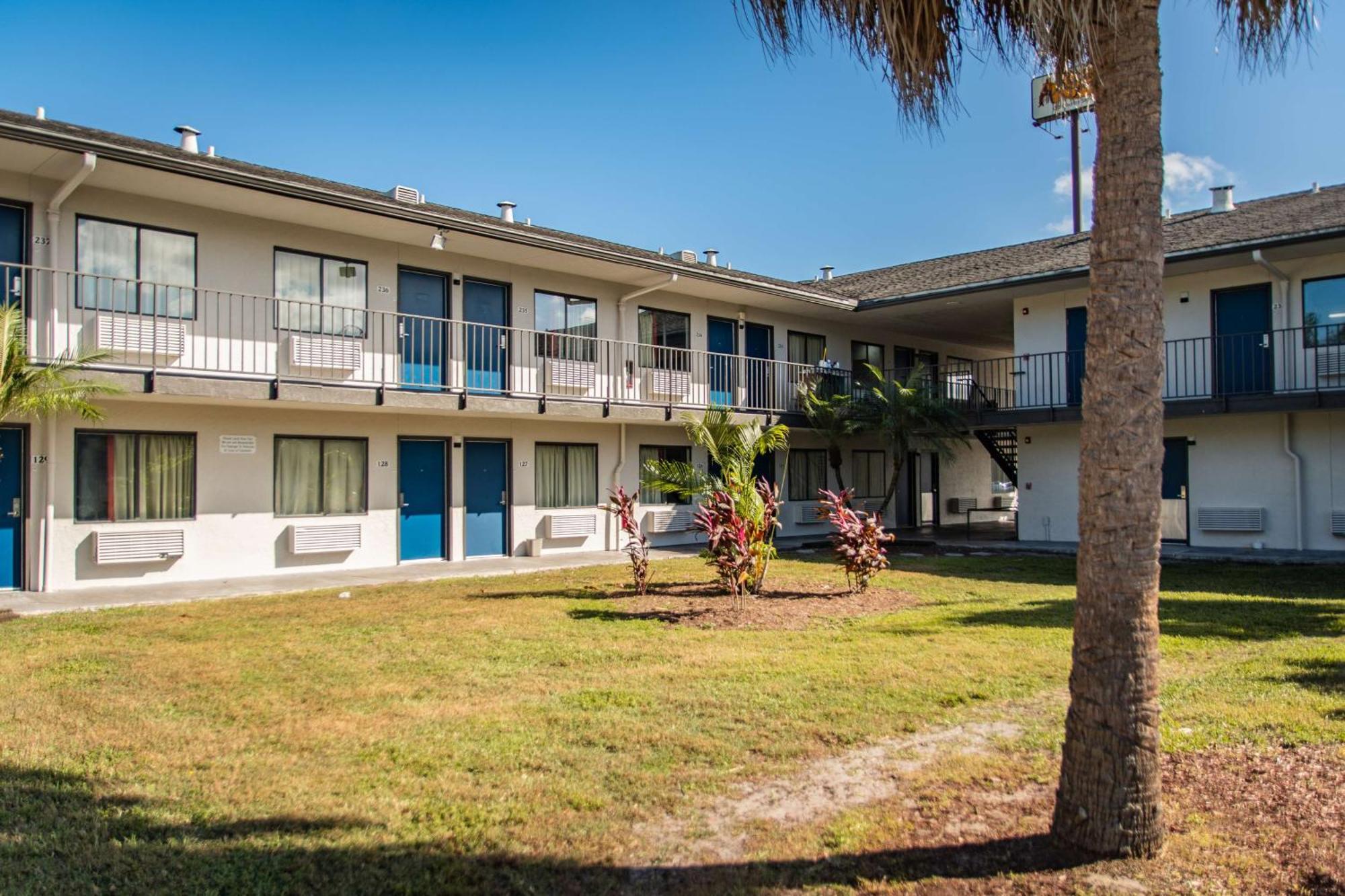 Motel 6-Ft. Pierce, Fl ฟอร์ตเพียร์ซ ภายนอก รูปภาพ